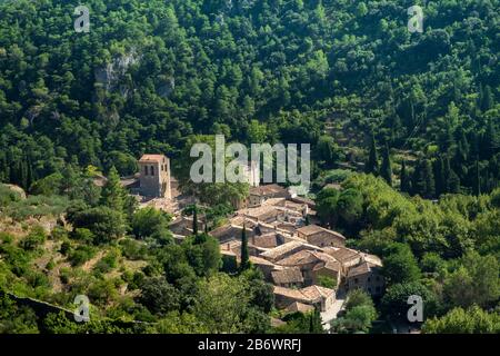 Frankreich, Okzitanien, Herault, Gellone-Tal. Erhöhte Ansicht des mittelalterlichen Dorfes Saint-Guilhem-le-Desert zeigt die Abtei von Gellone Stockfoto