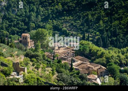 Frankreich, Okzitanien, Herault, Gellone-Tal. Erhöhte Ansicht des mittelalterlichen Dorfes Saint-Guilhem-le-Desert zeigt die Abtei von Gellone Stockfoto