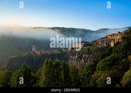 Katalonien, Girona, Castelfollit de la Roca. Mittelalterlichen Dorf, auf einem Vulkanrücken im Park der Vulkanzone Garrotxa, Pyrenäen Stockfoto