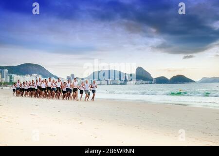 Brasilien, Rio de Janeiro, Copacabana. Brasilianische Marinekadetten trainieren am Strand Stockfoto