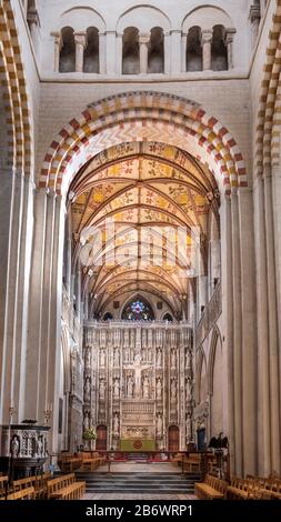 England, Hertfordshire, St. Alban's. Das Quire und das Langhaus der Kathedrale von St. Alban, die die berühmte Leinwand von Wallingford zeigen Stockfoto