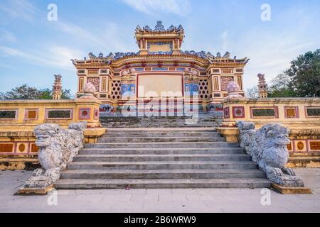 Vietnam, Hue. BIA Quoc Hoc Denkmal für den ersten Weltkrieg im Le Loi Park, gewidmet vietnamesischen und französischen Soldaten, die im Krieg von 1914-18 ihr Leben verloren haben. Stockfoto