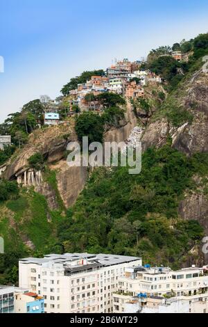 Brasilien, Rio de Janeiro. Slum-Wohnungen in Pawao Pavaozinho Favela direkt oberhalb des Copacabana-Strandes Stockfoto