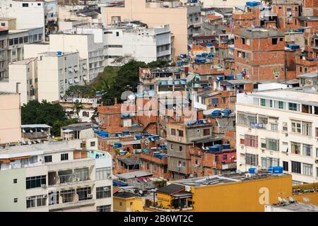 Brasilien, Rio de Janeiro. Slum Wohnungen und Mittelklasse-Wohngebäude in der Pavao Pavaozinho Favela Stockfoto