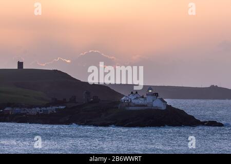 Roches Point, Cork, Irland. März 2020. Sonnenaufgang über dem Leuchtturm von Roches Point an einem kalten Morgen in Whitegate, Co. Cork, Irland. - Gutschrift; David Creedon/Alamy Live-Nachrichten Stockfoto