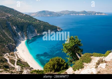 Helle, sonnige Aussicht von oberhalb der Mittelmeerküste von Myrtos Beach, auf der griechischen Insel Kefalonia Stockfoto