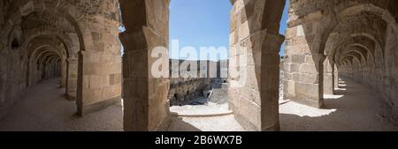 Aspendos Panoramafoto. Steinbogengalerie rund um Szene und Sitze. Aspendos ist das am besten erhaltene Theater der Antike in der Türkei. Stockfoto