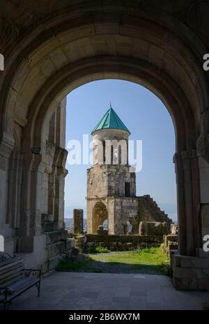 Der Glockentürmchen der Kathedrale von Bagrati durch den Bogeneingang. Georgien, Kutaisi. Stockfoto