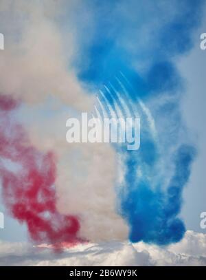 Das Kunstflugteam Red Arrows, das während der Wings and Wheels im Dunsfold Aerodrome über Surrey flog, August 2018 Stockfoto