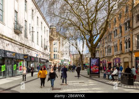 Einkaufsviertel im Stadtzentrum, Queen Street, Cardiff, South Wales, Großbritannien Stockfoto