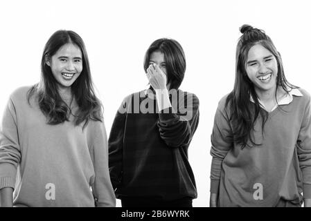 Studio shot von drei glückliche junge asiatische Frau Freunde lächelnd und zusammen lachen Stockfoto