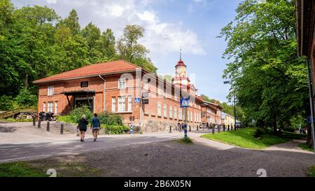 Fiskari, Finnland - 24. September 2019: Das Uhrturmgebäude aus rotem Backstein aus dem Jahr 1826 war ursprünglich eine Schule. Stockfoto