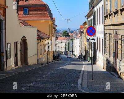 Steile und bunte Straße Mesnička in Zagreb Stockfoto