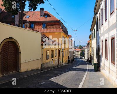 Steile und bunte Straße Mesnička in Zagreb Stockfoto