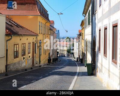 Steile und bunte Straße Mesnička in Zagreb Stockfoto