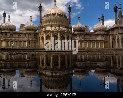 Brighton Pavillion reflektierte sich in Teich Stockfoto