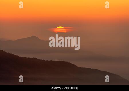 Italien Ligurien - Sonnenaufgang an der Alta Via dei Monti Liguri. Stockfoto