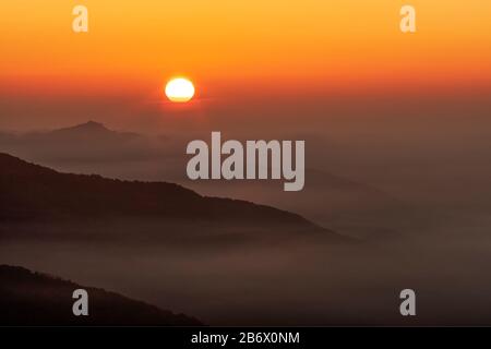 Italien Ligurien - Sonnenaufgang an der Alta Via dei Monti Liguri. Stockfoto