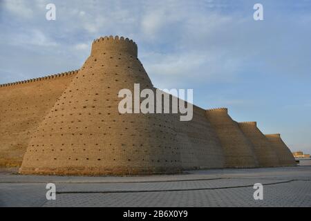 Die Ark ist eine massive Festung in der Stadt Buchara, Usbekistan. Die Burg liegt vor dem blauen Himmelshintergrund. Stockfoto
