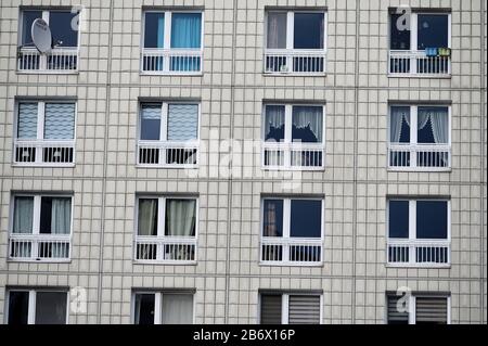 04. März 2020, Berlin: Fassade mit Fenstern eines Wohnblocks. Das Bundesverfassungsgericht hat einen Eilantrag der Vermieter gegen die Berliner Mieterkappe zurückgewiesen. (Zu "Karlsruhe lehnt Notanklage gegen Berliner Mietdeckung ab") Foto: Frank May/dpa Stockfoto