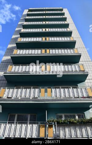 04. März 2020, Berlin: Balkone auf einem Wohnblock. Das Bundesverfassungsgericht hat einen Eilantrag der Vermieter gegen die Berliner Mieterkappe zurückgewiesen. (Zu "Karlsruhe lehnt Notanklage gegen Berliner Mietdeckung ab") Foto: Frank May / dpa / ZB Stockfoto