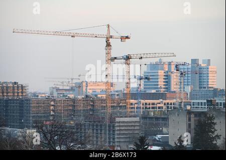 04. März 2020, Berlin: Wohnblöcke im Bau. Das Bundesverfassungsgericht hat einen dringenden Antrag der Vermieter gegen die Berliner Mietzinsgrenze zurückgewiesen. (Zu "Karlsruhe lehnt Notantrag gegen Berliner Mietzappe ab") Foto: Frank May/dpa Stockfoto