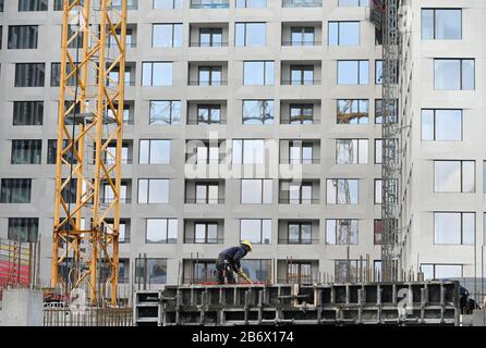 04. März 2020, Berlin: Blick auf eine Baustelle vor einem Wohnblock. Das Bundesverfassungsgericht hat einen Eilantrag der Vermieter gegen die Berliner Mieterkappe zurückgewiesen. (Zu "Karlsruhe lehnt Notantrag gegen Berliner Mietdeckung ab") Foto: Frank May / dpa / ZB Stockfoto