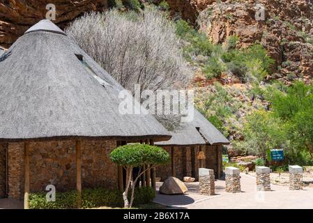 Informationszentrum "Meiringspoort Waterfall" auf dem Parkplatz an der Passstraße Meiringspoort (N12) - De Rust, Westkappo, Südafrika Stockfoto