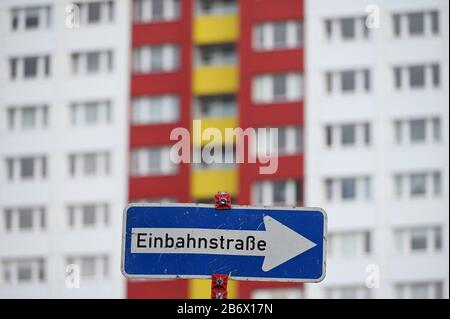 04. März 2020, Berlin: Blick auf ein Verkehrszeichen "Einbahnstraße" vor einem Wohnblock. Das Bundesverfassungsgericht hat einen Eilantrag der Vermieter gegen die Berliner Mieterkappe zurückgewiesen. (Zu "Karlsruhe lehnt Notantrag gegen Berliner Mietzappe ab") Foto: Frank May/dpa Stockfoto