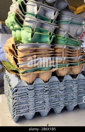 Peat Lane, Bewerley, Harrogate, N Yorkshire, England, Großbritannien. 07/03/20. Stapel gebrauchte bunte Eikästen, die wiederverwendet werden sollen. Stockfoto