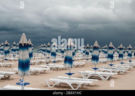 Dies ist das Back-End am Strand.  Sonnenschirme abgeschlossen wurde, der Zauber von schönem Wetter gebrochen hat. Stockfoto