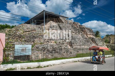 Dreiradtaxi an der Stufenpyramide, archäologische Stätte der Maya in Acanceh, Bundesstaat Yucatan, Mexiko Stockfoto