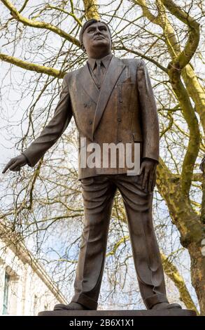 Statue Bronze-Skulptur des Politikers Anurin Bevan 1897-1960 in Queen Street, Cardiff, South Wales, Großbritannien von Robert Thomas Stockfoto