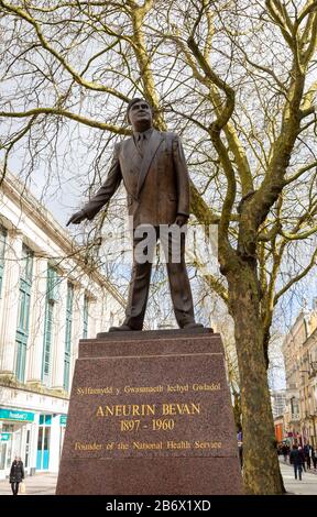 Statue Bronze-Skulptur des Politikers Anurin Bevan 1897-1960 in Queen Street, Cardiff, South Wales, Großbritannien von Robert Thomas Stockfoto