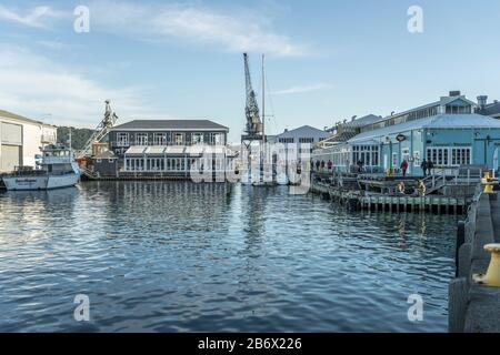 Wellington, NEUSEELAND - 12. November 2019: Stadtbild mit Abendleben an Böschungen an alten Kais, im hellen Frühlingslicht am 12. november 2019 a Stockfoto