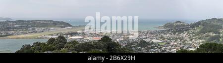 Wellington, NEUSEELAND - 13. November 2019: Luftbild mit Panoramaaussicht vom Mount Victoria Hügel des internationalen Flughafens und der Lyall Bucht, gedreht Stockfoto