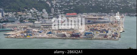 Wellington, NEUSEELAND - 13. November 2019: Stadtbild mit Panoramablick vom Mount Victoria Hill des Sky Stadium und Container-Terminal-Hafen Stockfoto