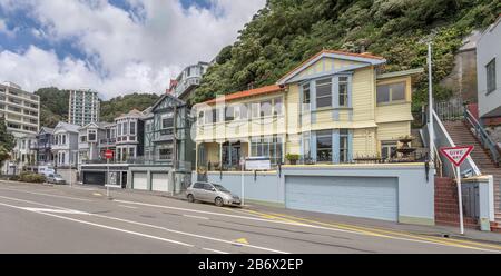 Wellington, NEUSEELAND - 13. November 2019: Stadtbild mit einer Reihe malerischer, traditioneller viktorianischer Häuser in der Nachbarschaft Oriental Parade, in br gedreht Stockfoto