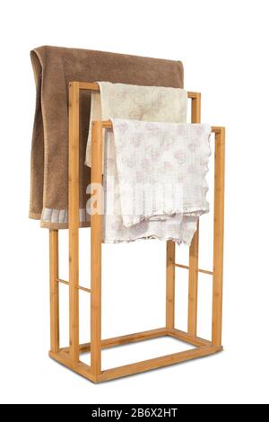 Handtuchtrockner aus Bambusholz. Mit Beschneidungspfad. Badezimmertrockner mit Handtüchern und Lappen auf der weißen bg. Stockfoto