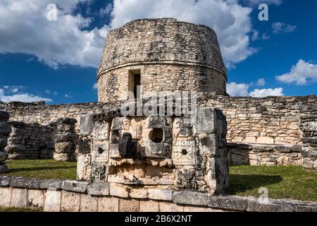 Maske des regengottes Chaac, El Templo Redondo (abgerundeter Tempel), Maya-Ruinen an der archäologischen Stätte Mayapan, Bundesstaat Yucatan, Mexiko Stockfoto