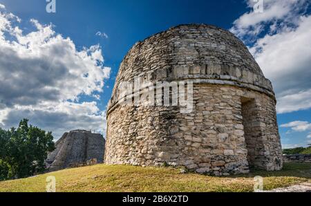 El Templo Redondo (abgerundeter Tempel), Maya-Ruinen an der archäologischen Stätte Mayapan, Bundesstaat Yucatan, Mexiko Stockfoto