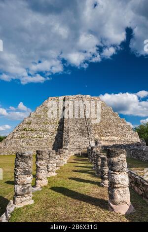 Säulen am plaza, El Castillo de Kukulcan (Tempel von Kukulcan), Pyramide, Maya-Ruinen an der archäologischen Stätte Mayapan, Bundesstaat Yucatan, Mexiko Stockfoto