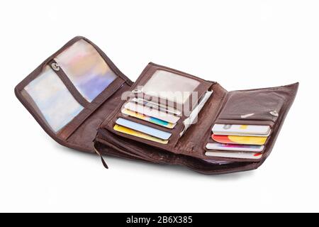 Typische Brieftasche für offene Damen voller Karten, Bilder, Bücher mit Quittungen und anderen Dingen. Isoliert auf weißem Hintergrund mit natürlichem Schatten. Lederspüree Stockfoto