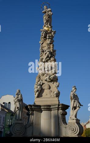 Säule der Heiligen Dreifaltigkeit vor blauem Himmelshintergrund - Kosice, Slowakei. Säulen der Heiligen Dreifaltigkeit und Marian sind religiöse Denkmäler, die in Danksagung errichtet wurden Stockfoto