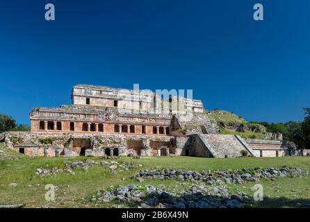 El Palacio Norte, Maya-Ruinen in der archäologischen Stätte Sayil, UNESCO-Weltkulturerbe, Ruta Puuc, Bundesstaat Yucatan, Mexiko Stockfoto