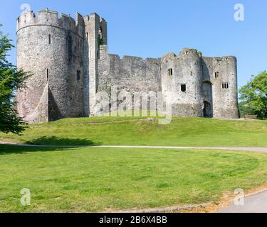 Chepstow Castle in Chepstow, Monmouthshire, Wales ist die älteste noch erhaltene steinerne Befestigung nach der Römerzeit in Großbritannien. Fotografiert von der Straße. Stockfoto