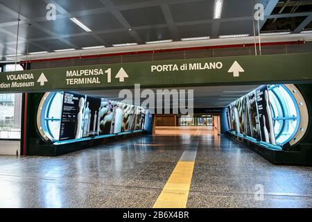 Flughafen Mailand Malpensa, Italien. März 2020. Das Leere Abflugterminal des Flughafens Malpensa (MXP). US-Präsident Trump hat die Reise aus Europa (außer Großbritannien) 30 Tage lang ausgesetzt, da Coronavirus Angst vor Ausbrüchen hat. Credit: Piero Cruciatti/Alamy Live News Stockfoto