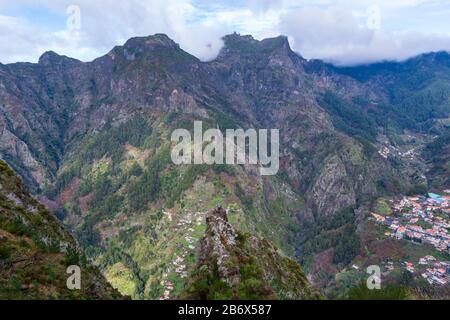 Blick über die Berge über Funchal auf Madeira Portugal und Teil des Tals der Nonnen (Curral das Freiras) Bild von Eira do Serrado Madeira Stockfoto