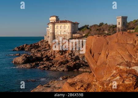 Herrliche Aussicht auf das Castello del Boccale südlich von Livorno, Italien, an einem sonnigen Tag Stockfoto