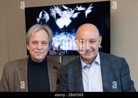 Berlin, Deutschland. März 2020. Gerhard Kämpf (l), Festivaldirektor, und Mario Hempel, Geschäftsführer, stehen auf einer Pressekonferenz zum Classic Open Air. Die Veranstaltung soll wieder am Gendarmenmarkt und vom 02. Bis 06. Juli 2020 stattfinden. Kredit: Jörg Carstensen / dpa / Alamy Live News Stockfoto